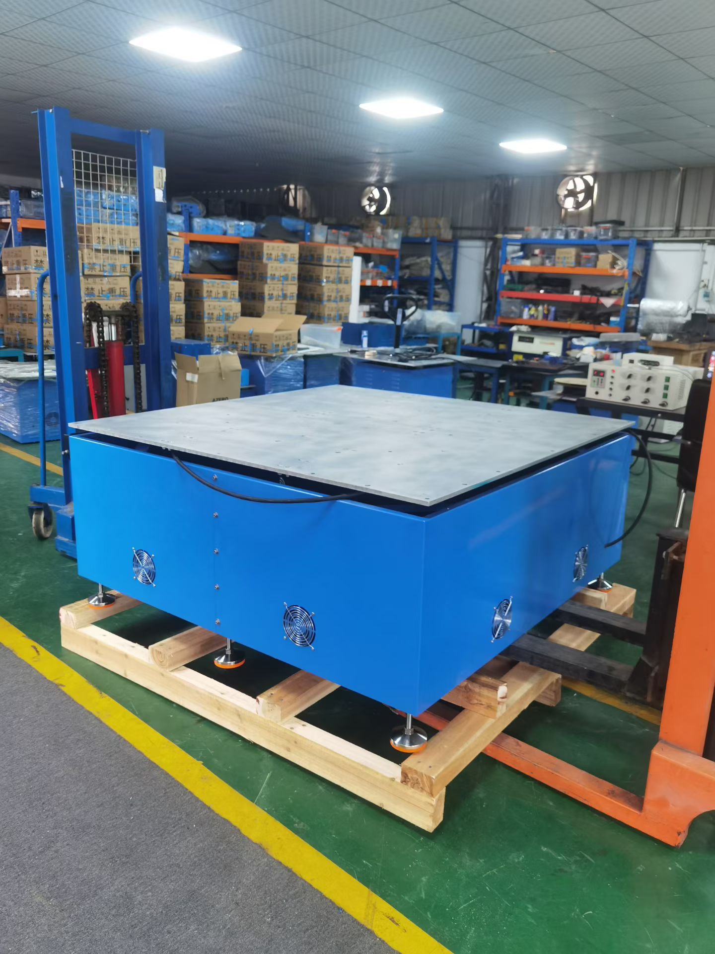 勤卓150*150cm的電磁振動臺發(fā)往軍工企業(yè)